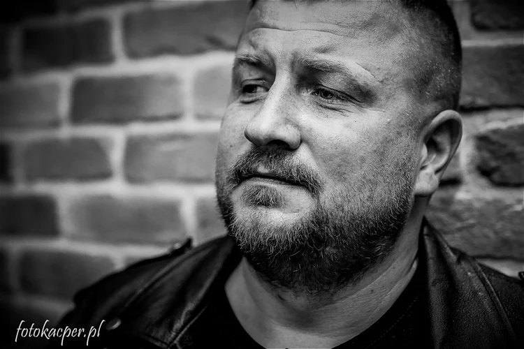 Gwiazdy muzyki i filmy w rysunkach Bartka Niewiadomskiego